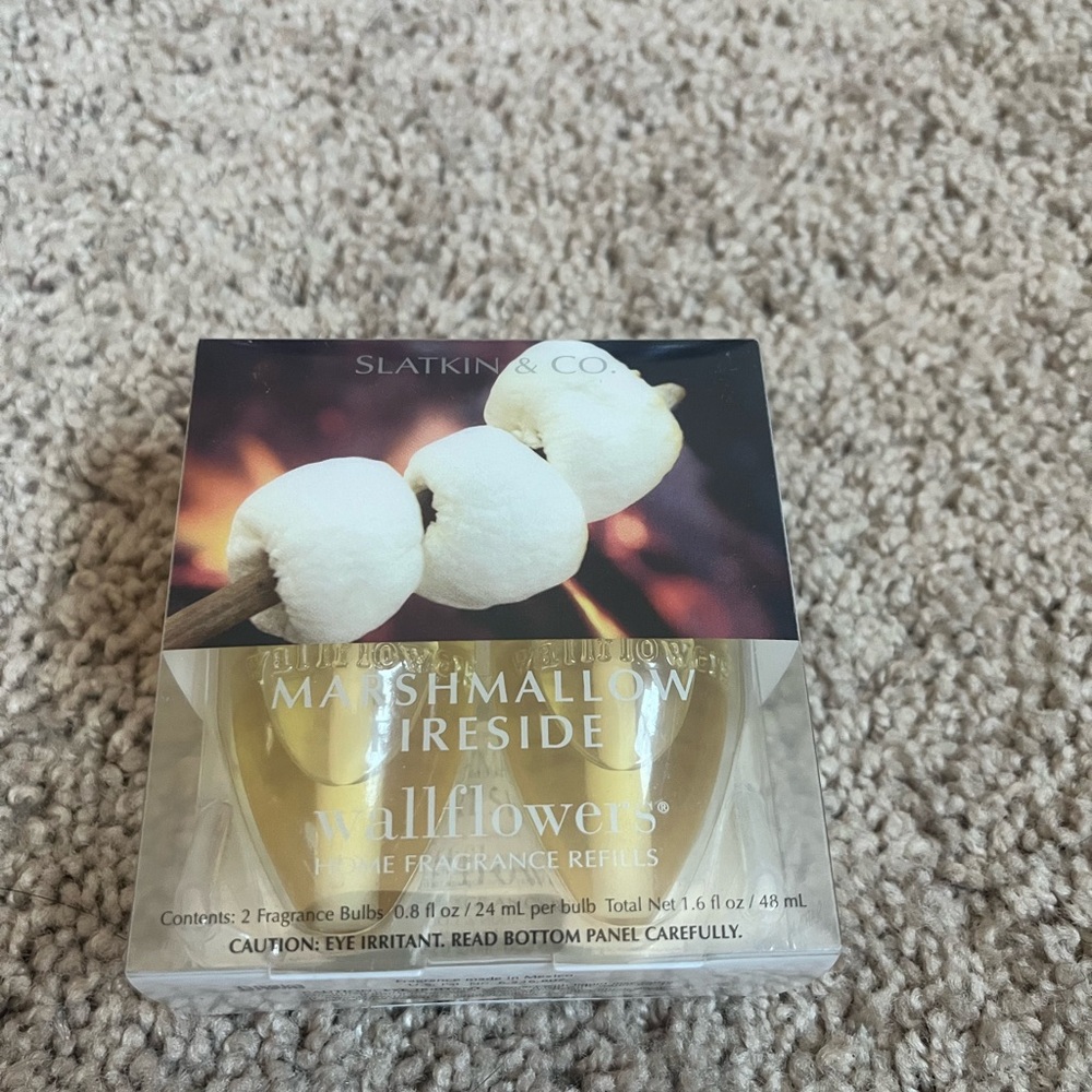 Bath & Body Works Gold and White Wallflower Refill